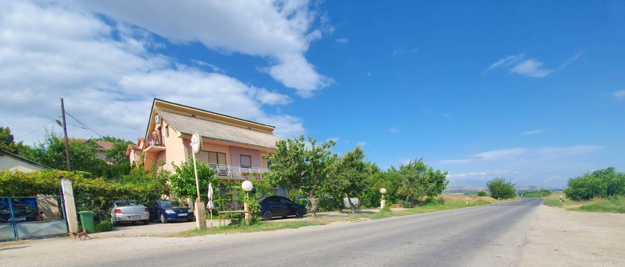 Guesthouse Sobi-Rooms Gradsko Exterior foto